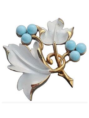 1967 Sarah Coventry White Enamel Blue Beaded Grapevine Brooch EUC 1 7/8×1 7/8"